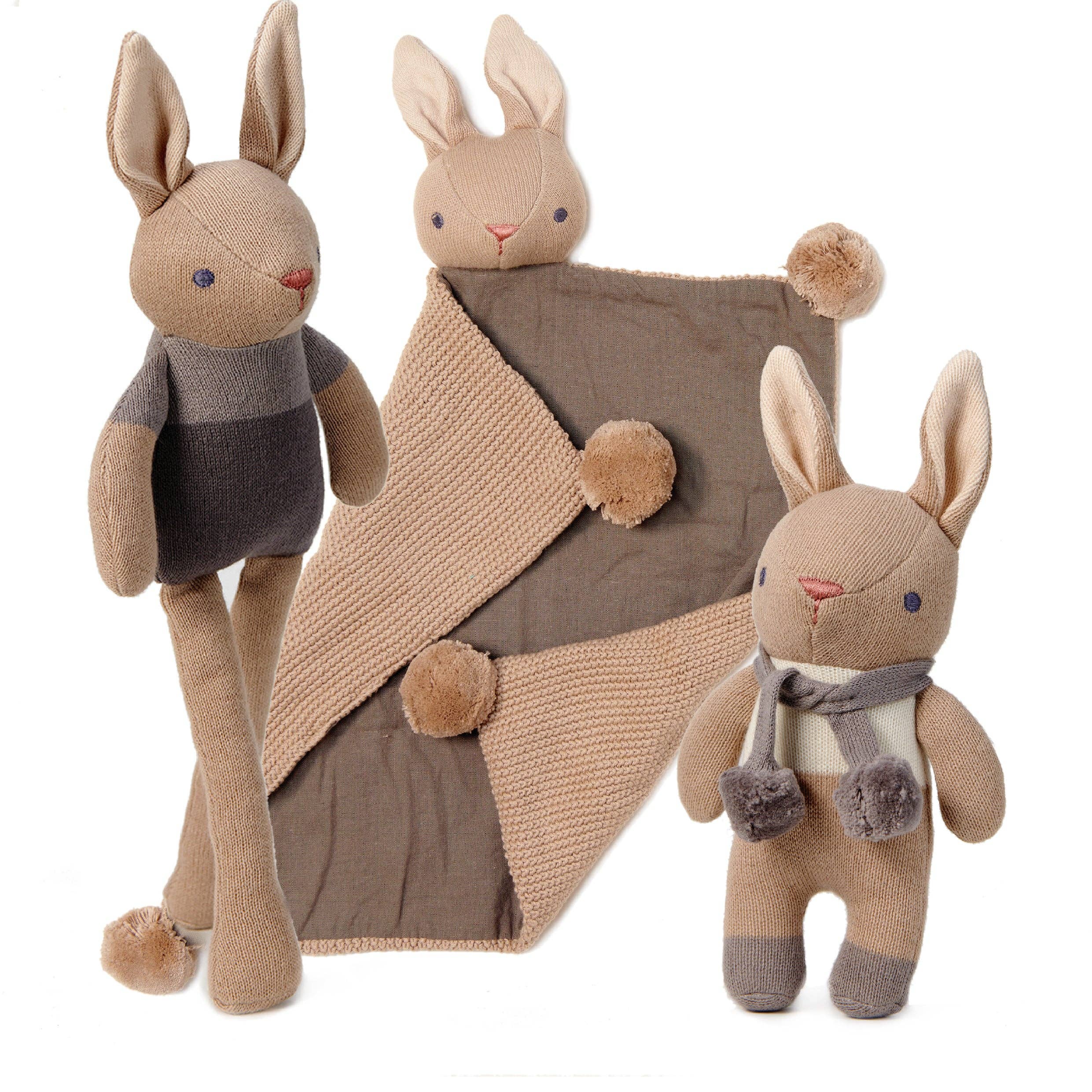 Drei unterschiedlich grosse Häschen aus dem Baby-Geschenkset gemeinsam aufgestellt.