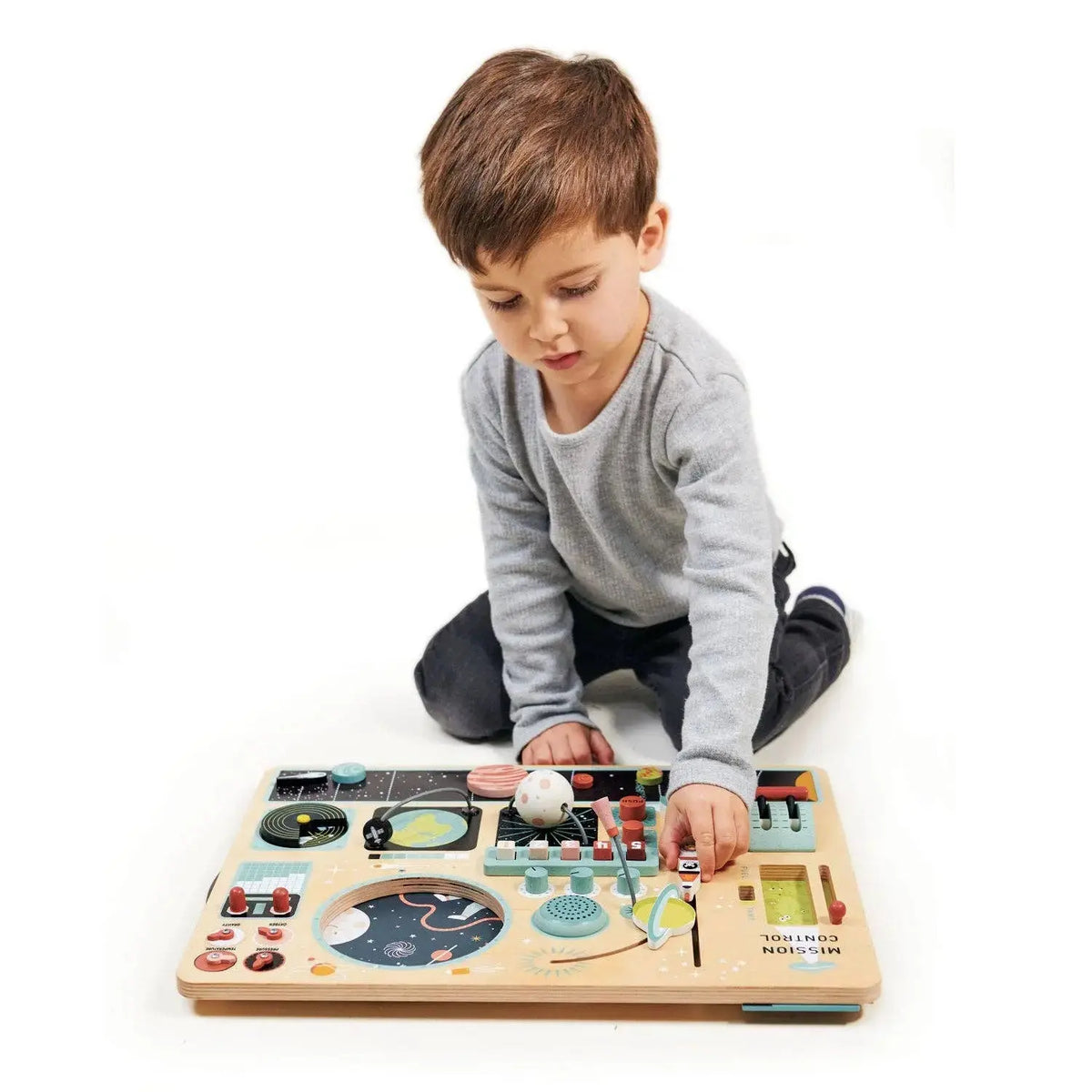 Kind spielt mit dem Raumstation Aktivitätsbrett aus Holz