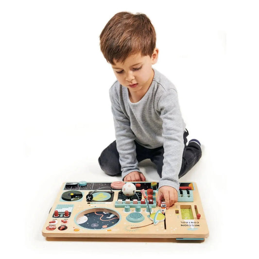 Kind spielt mit dem Raumstation Aktivitätsbrett aus Holz