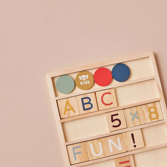Lernpuzzle aus Holz mit bunten Buchstaben, Zahlen und Formen
