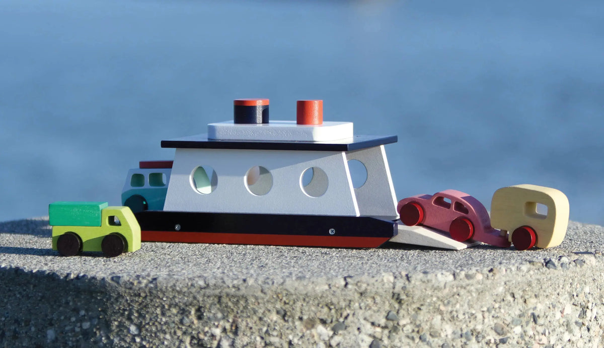 Holz Autofähre mit Fahrzeugen in einer Spielszene am Wasser