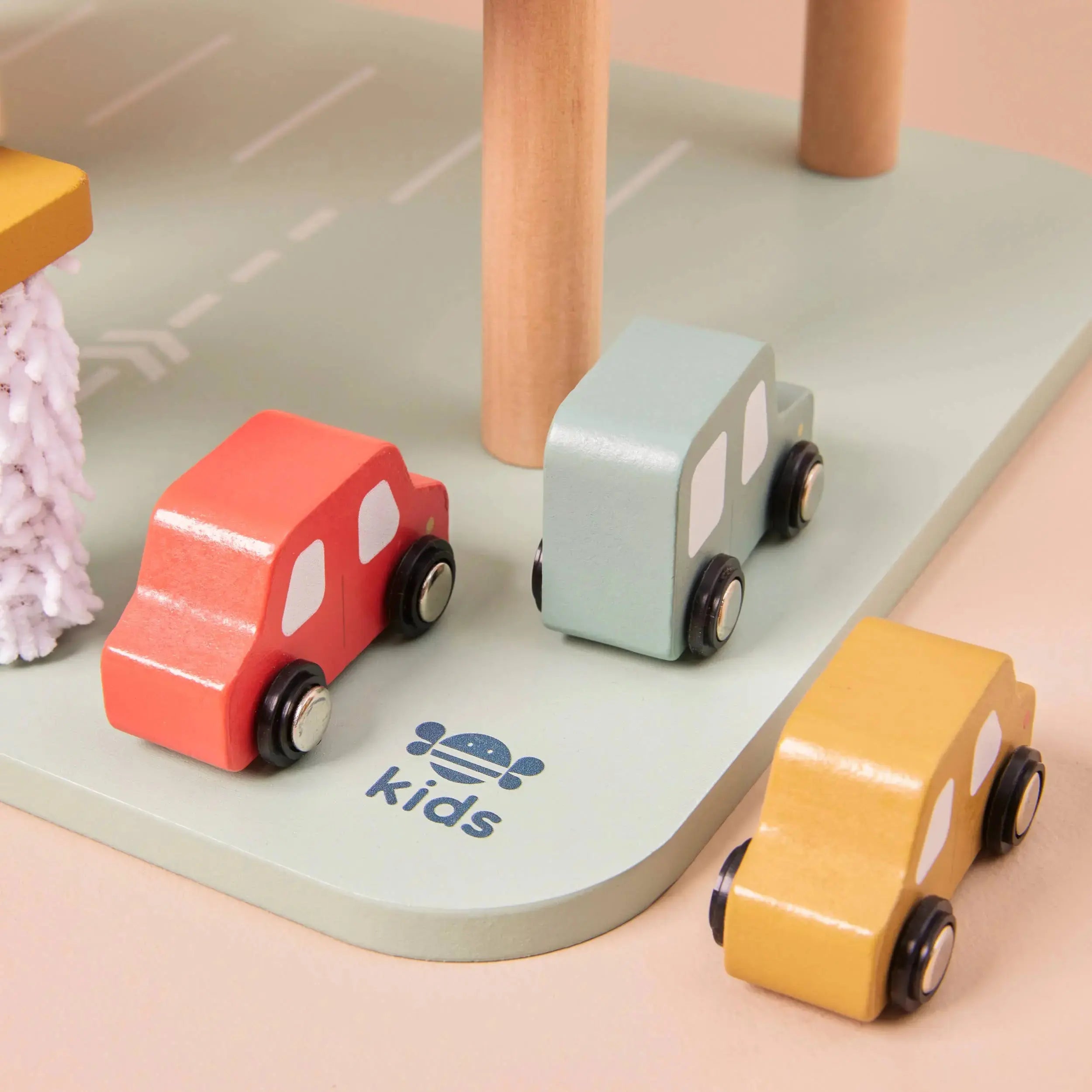 Parkdeck der Autogarage aus Holz mit mehreren Spielzeugfahrzeugen