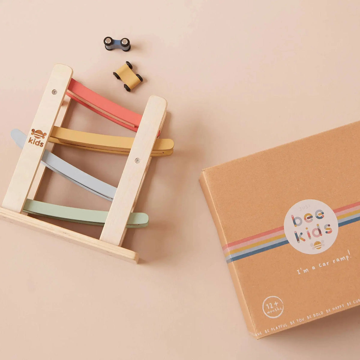 Kinder Autorennbahn aus Holz mit kleinen Rennautos und Produktverpackung