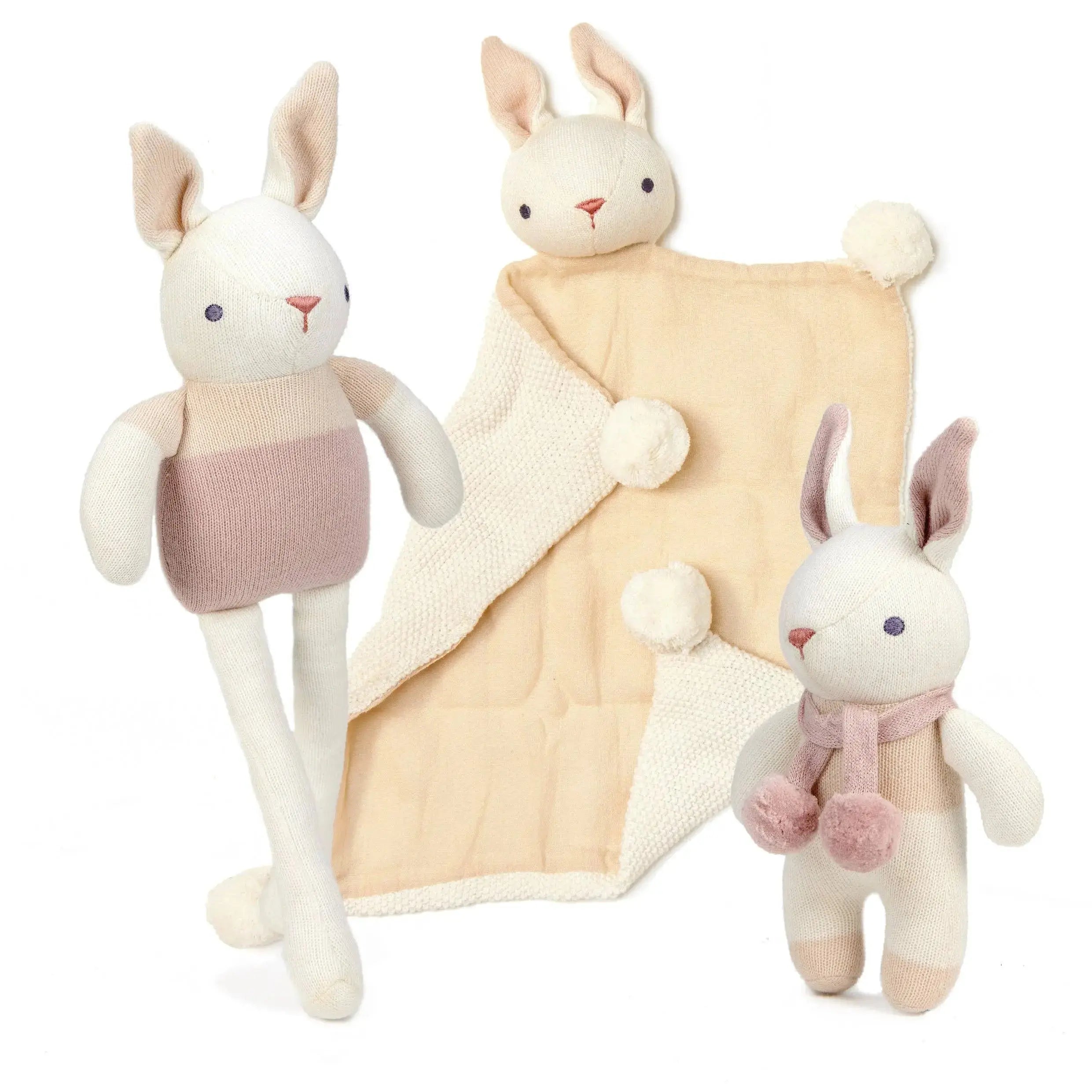Drei Baby-Häschen in sanften Creme-Tönen mit Kuscheltuch, Rassel und gestrickter Hasenpuppe.