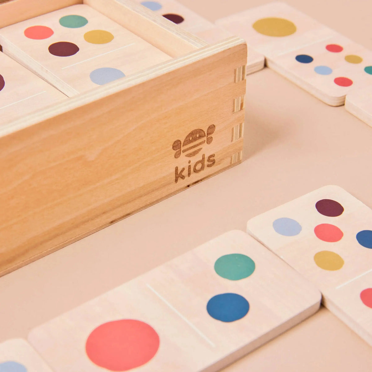 Kinder Dominospiel mit bunten Holzsteinen in der geöffneten Aufbewahrungsbox