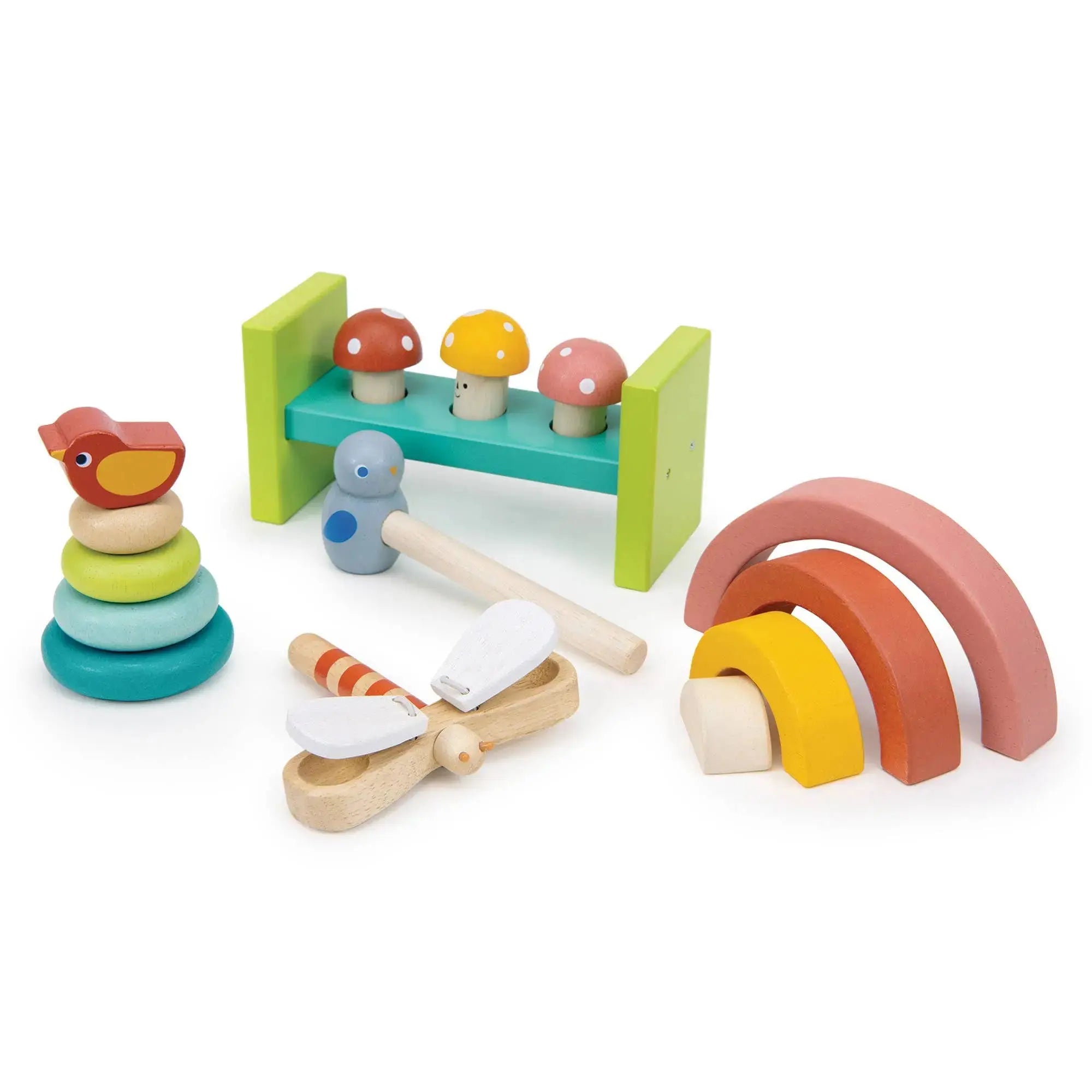 Gartenspiel-Set aus Holz mit Stapelbaum, Regenbogen, Hammer-Spiel und weiteren farbenfrohen Spielelementen.