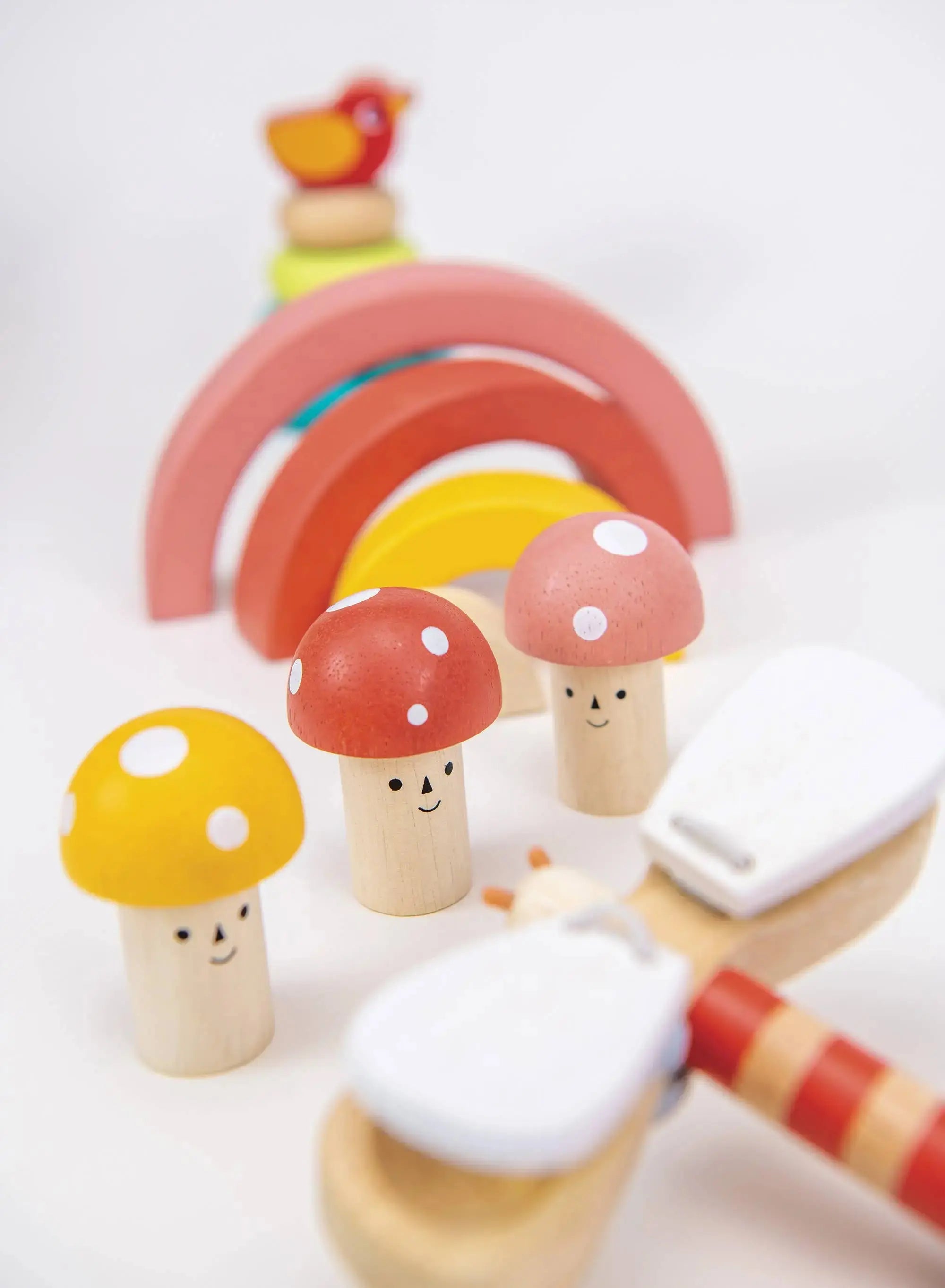Detailansicht der verschiedenen Formen und Spielelemente des Gartenspiel-Sets aus Holz.