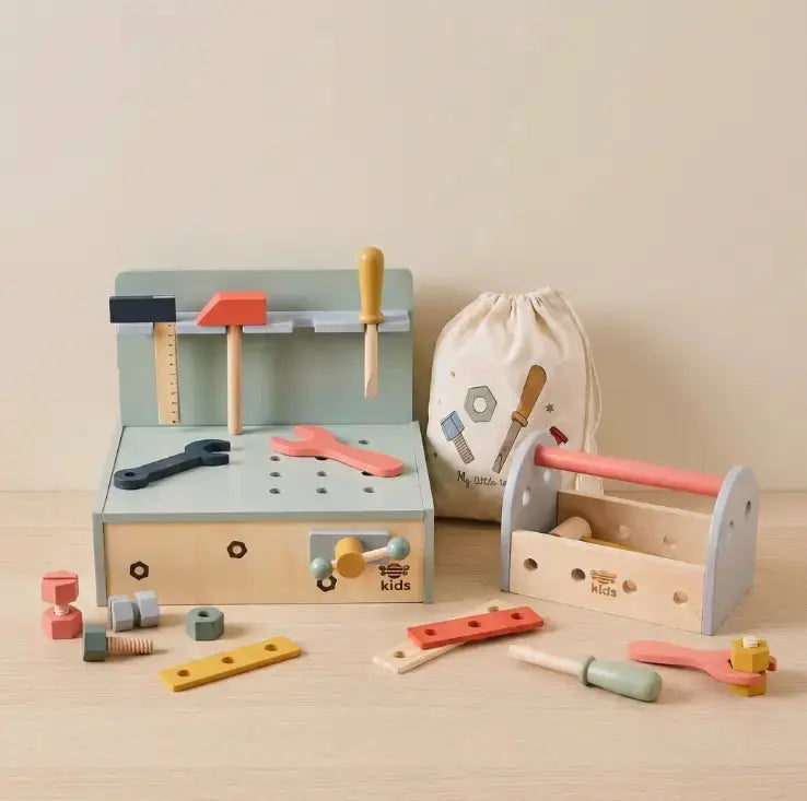 Geschenkset mit Holzwerkbank, Werkzeugkiste und Kinderwerkzeug aus Holz