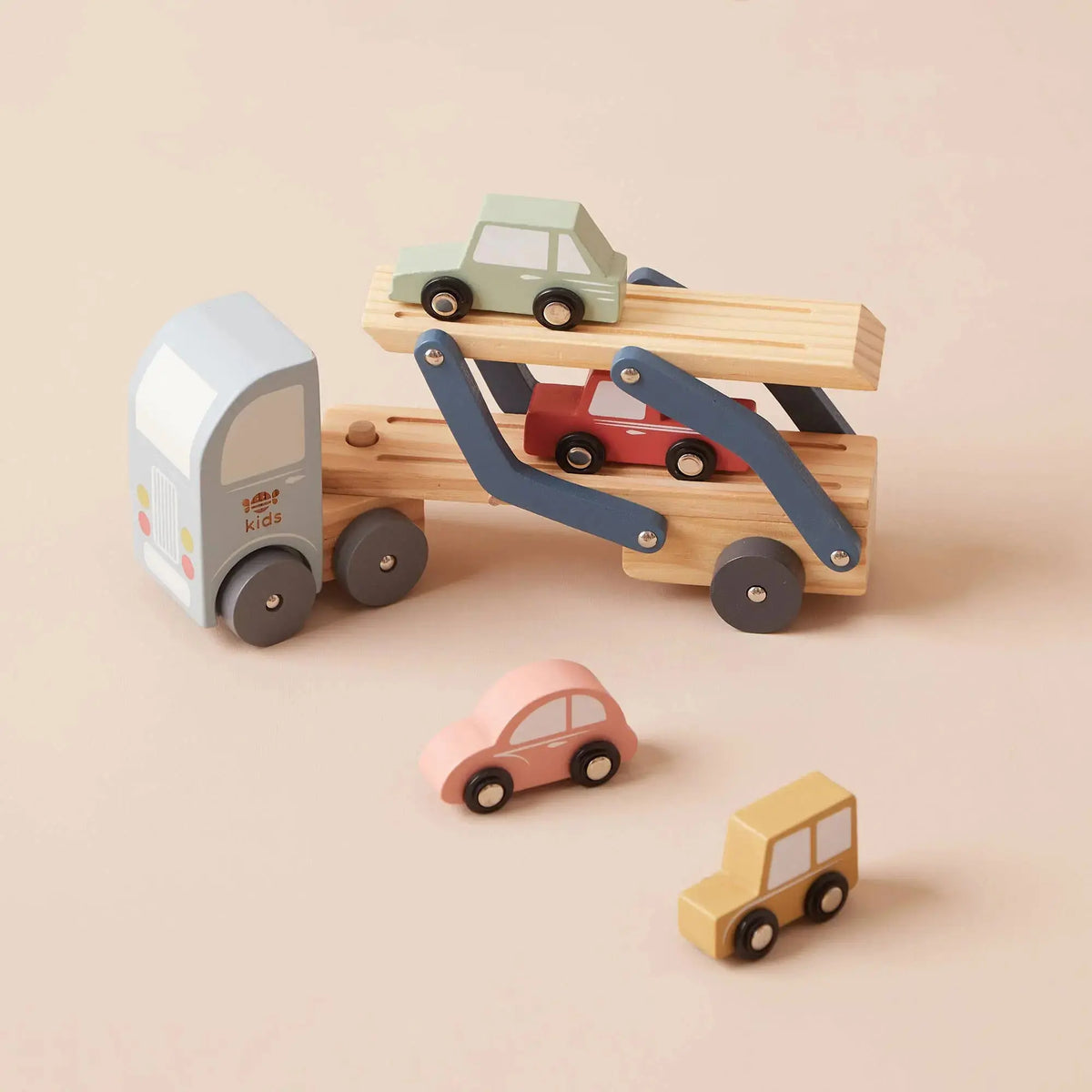 Holz Autotransporter mit vier bunten Autos zum Aufladen und Transportieren