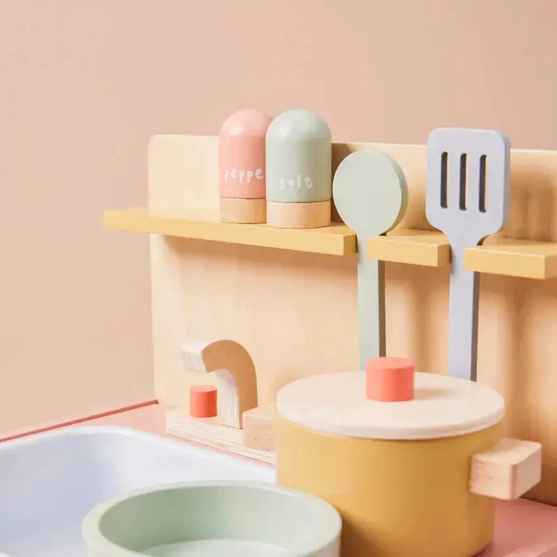 Detail der Kinder Holzspielküche mit Geschirr und Kochutensilien