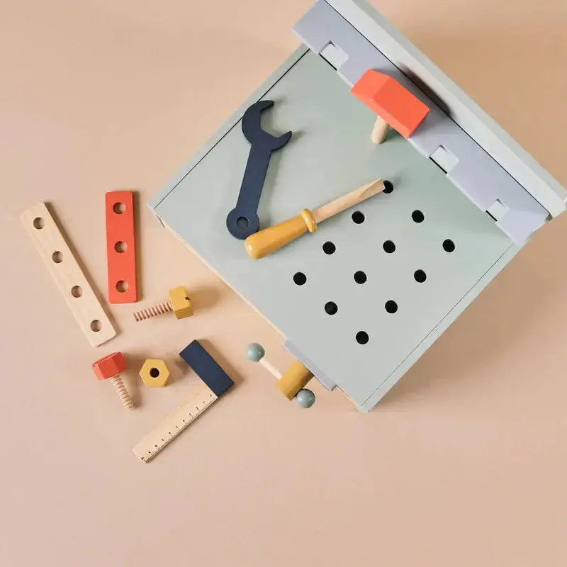 Kinder Holzwerkbank mit Schrauben, Werkzeug und verschiedenen Bauteilen