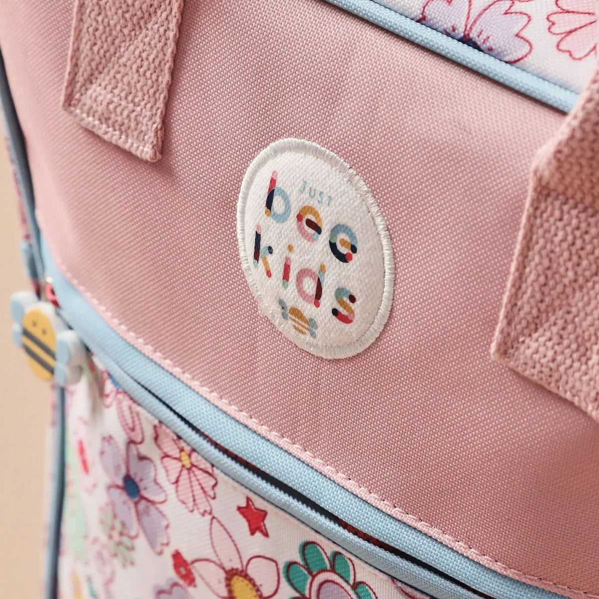 Detailansicht des Kinderrucksacks mit Blumenmuster und Frontfach