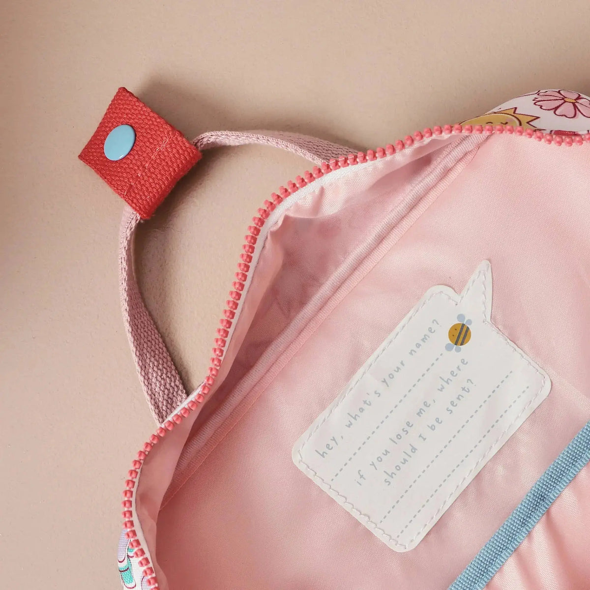 Rückseite des Kinderrucksacks mit Blumenmuster und verstellbaren Schultergurten
