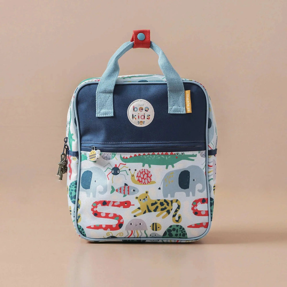 Blauer Kinderrucksack mit bunten Tiermotiven und Tragegriffen