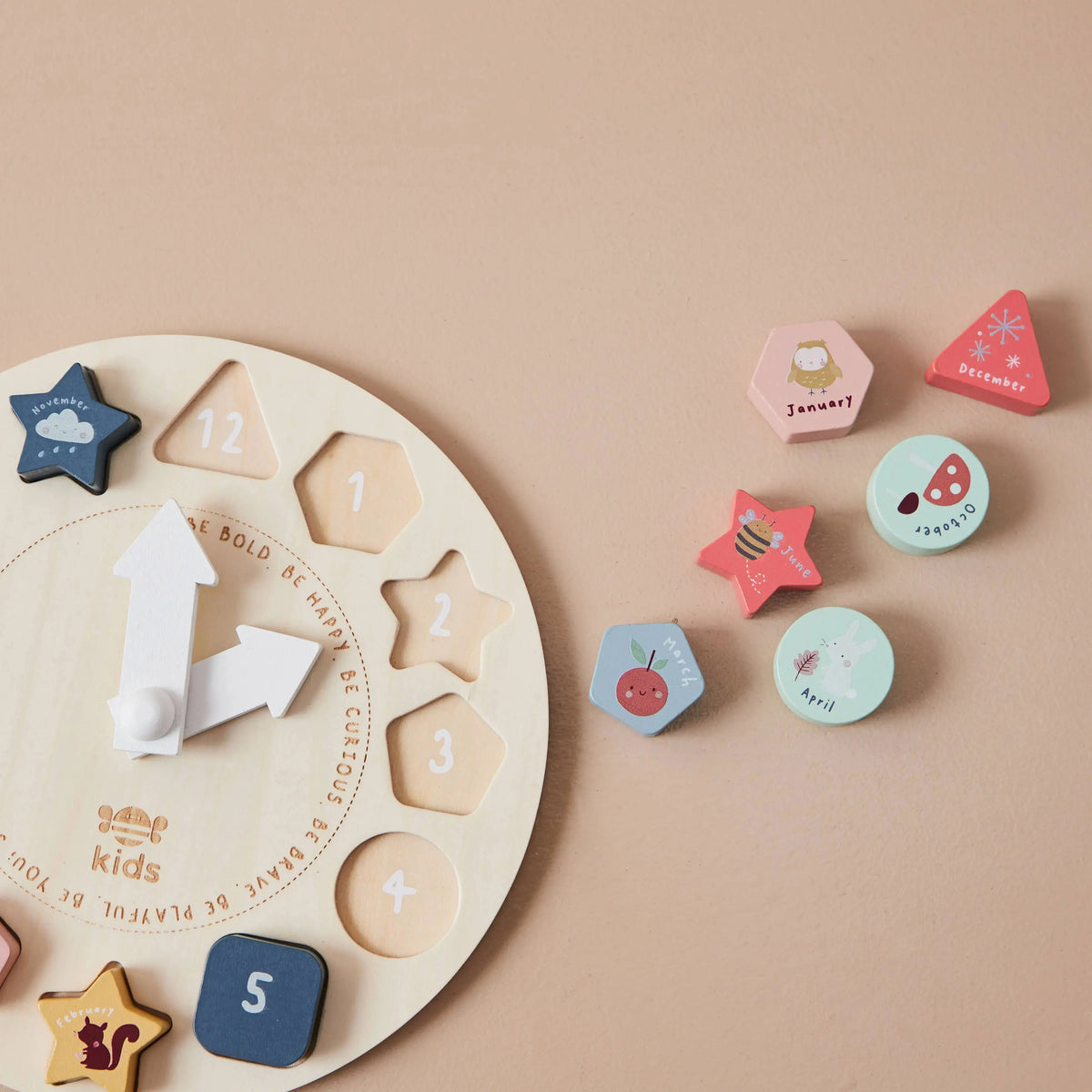 Holz Puzzle-Uhr mit herausgenommenen Zahlen und Jahreszeiten-Puzzleteilen