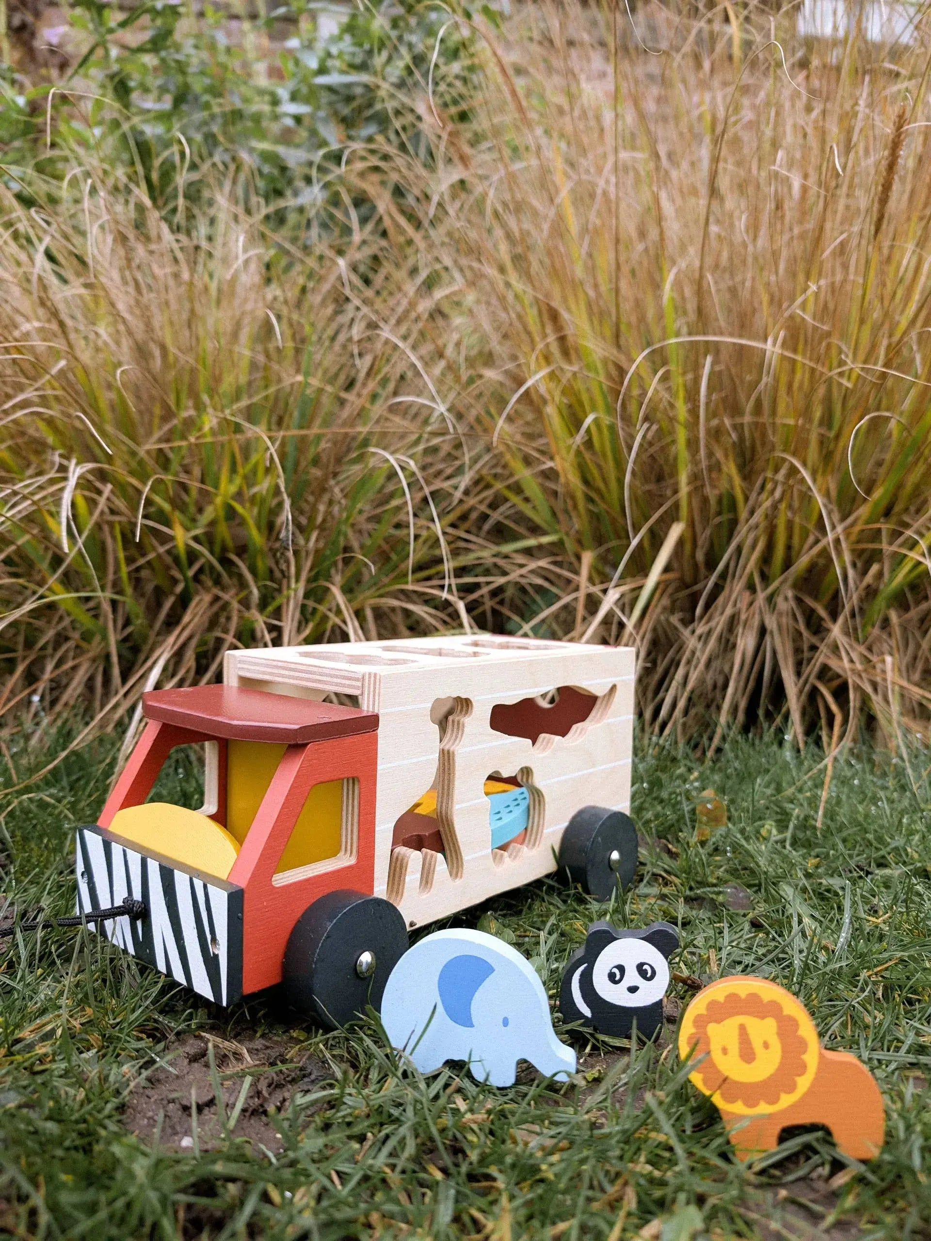 Safari Jeep aus Holz mit Tierfiguren beim Spielen im Freien