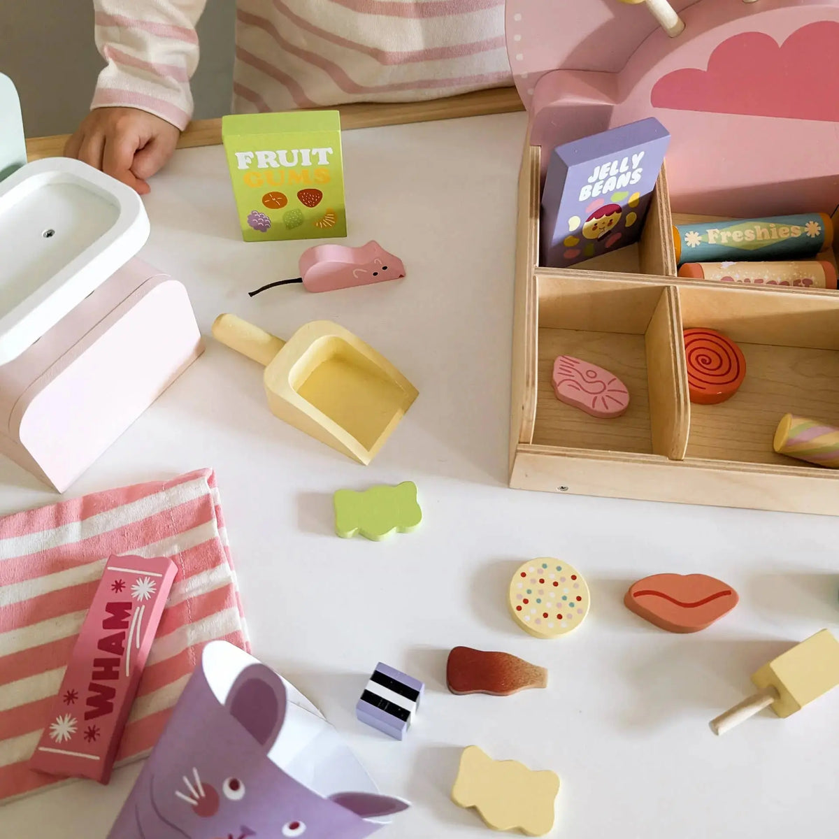 Detailansicht des Süsswarenladens mit Waage, Bonbons und verschiedenen Leckereien aus Holz.