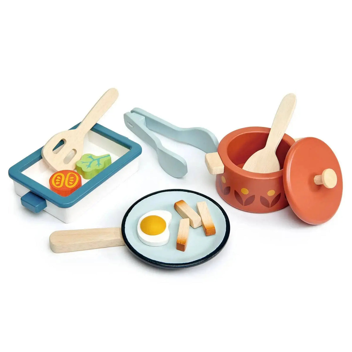 Kochgeschirr aus Holz mit Kochtopf, Bratpfanne, Auflaufform, Kochutensilien und Zange.