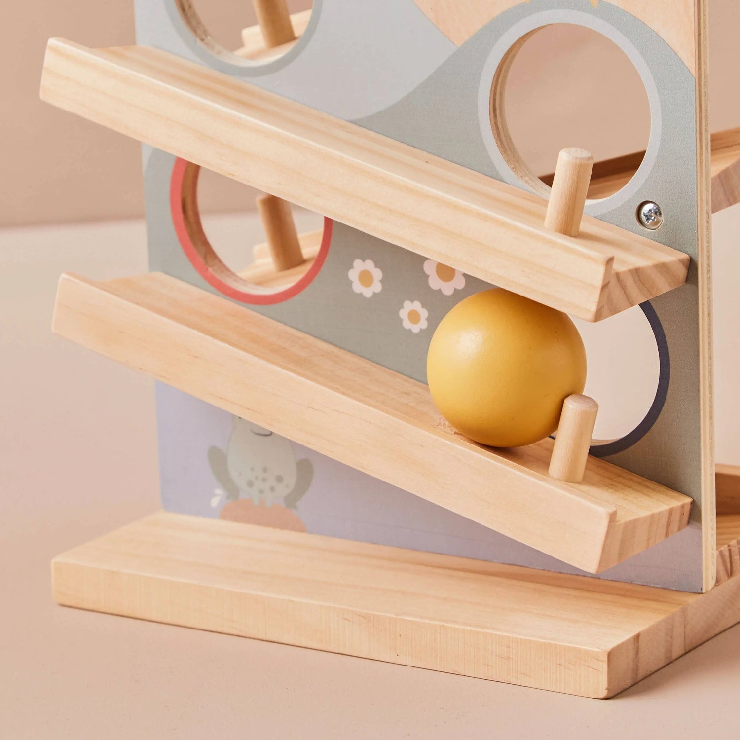 Holzfahrzeuge und Kugelbahnen für Kinder aus Holz