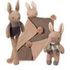 Drei unterschiedlich grosse Häschen aus dem Baby-Geschenkset gemeinsam aufgestellt.