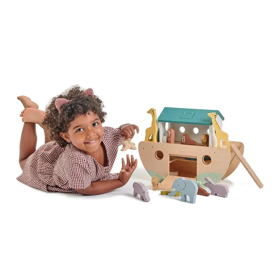 Kinder beim Rollenspiel mit der Arche Noah und verschiedenen Holztieren