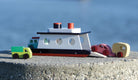 Holz Autofähre mit Fahrzeugen in einer Spielszene am Wasser
