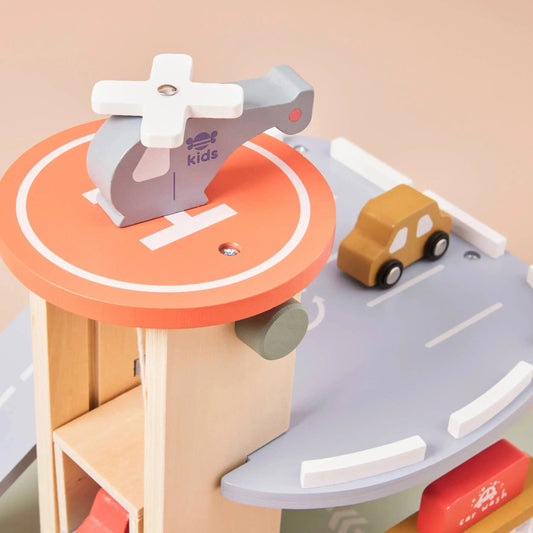 Autogarage aus Holz mit Helikopter-Landeplatz, Parkdecks und Fahrzeugen