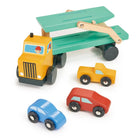 Autotransporter aus Holz mit abgesenkter Ladefläche zum Auf- und Abladen der Fahrzeuge.