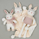 Übersicht der weichen Baby-Häschen aus Bio-Baumwolle in harmonischen Creme- und Naturtönen.