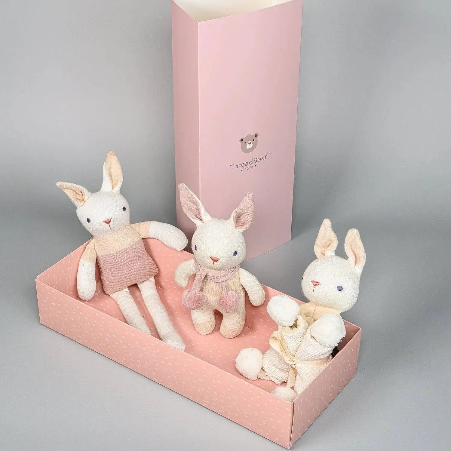 Baby-Häschen Geschenkset in Creme mit drei weichen Häschen aus Bio-Baumwolle in einer rosafarbenen Geschenkbox.