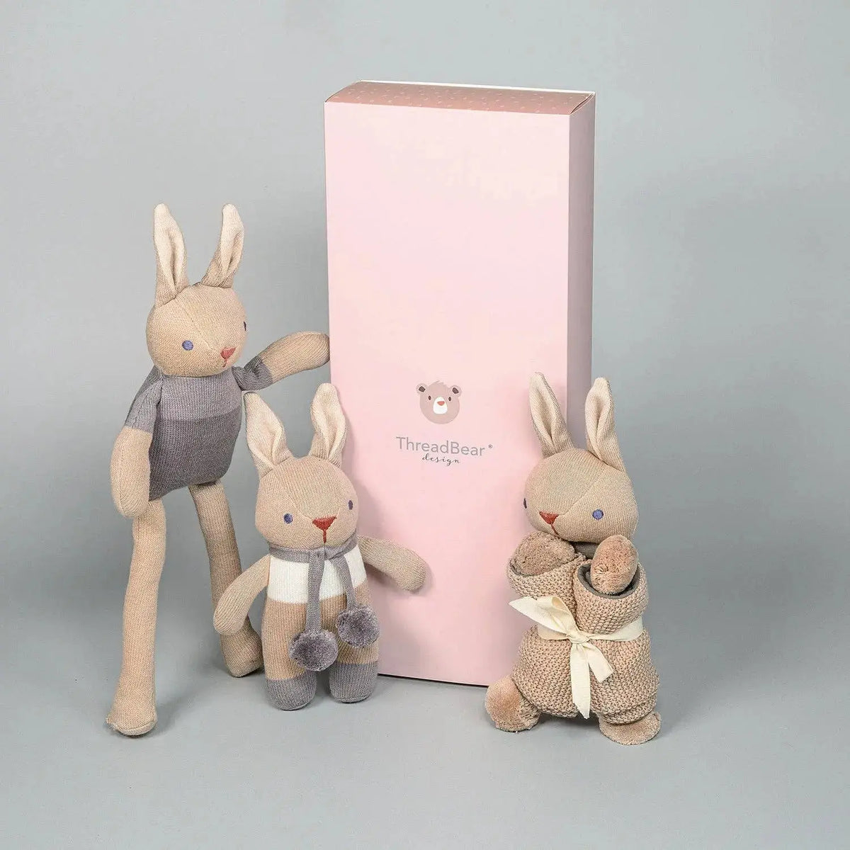 Baby-Häschen Geschenkset mit drei weichen Häschen und passender Geschenkbox in harmonischen Taupe-Tönen.