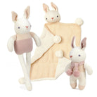 Drei Baby-Häschen in sanften Creme-Tönen mit Kuscheltuch, Rassel und gestrickter Hasenpuppe.