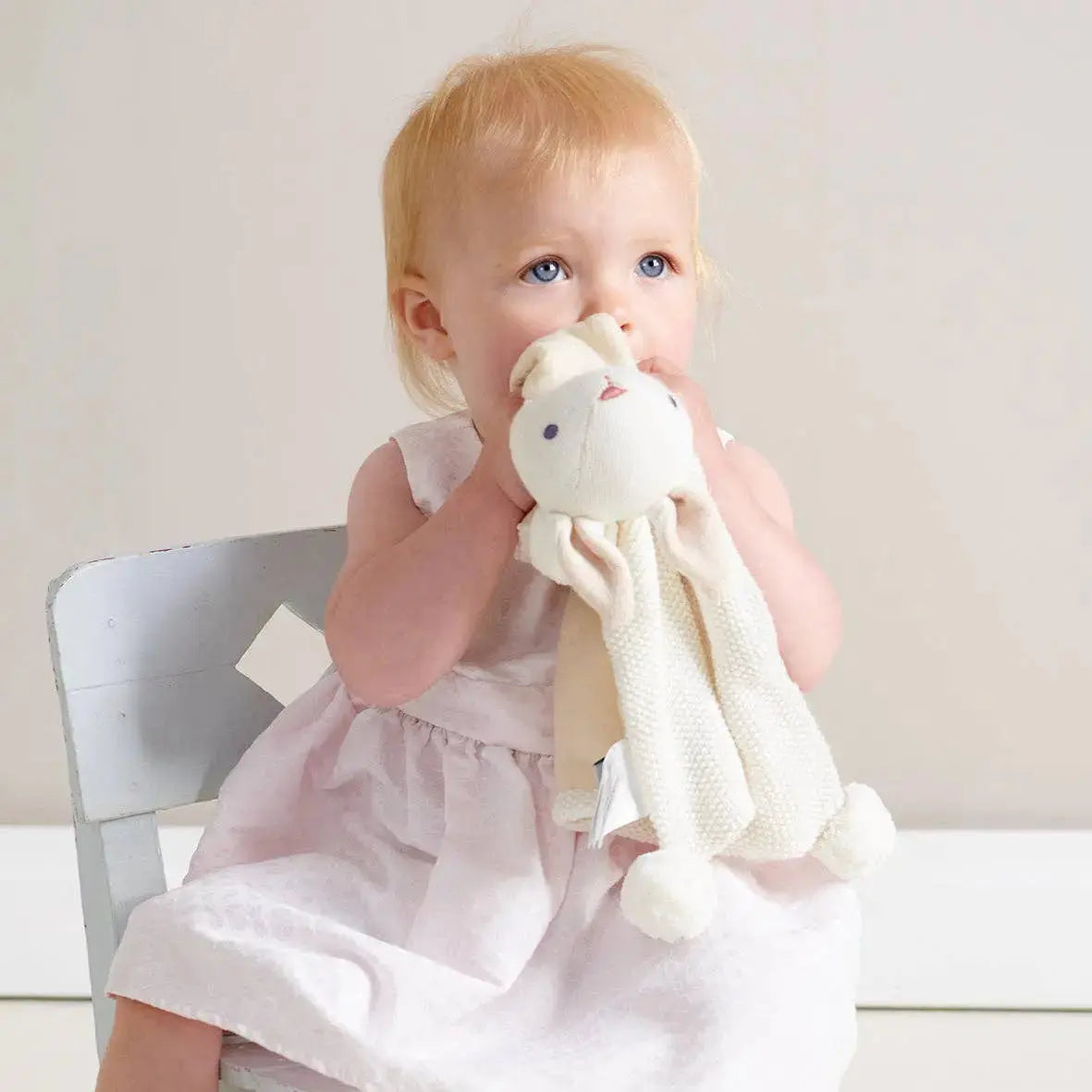 Baby kuschelt mit dem weichen Häschen-Kuscheltuch in Creme.