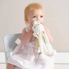 Baby kuschelt mit dem weichen Häschen-Kuscheltuch in Creme.
