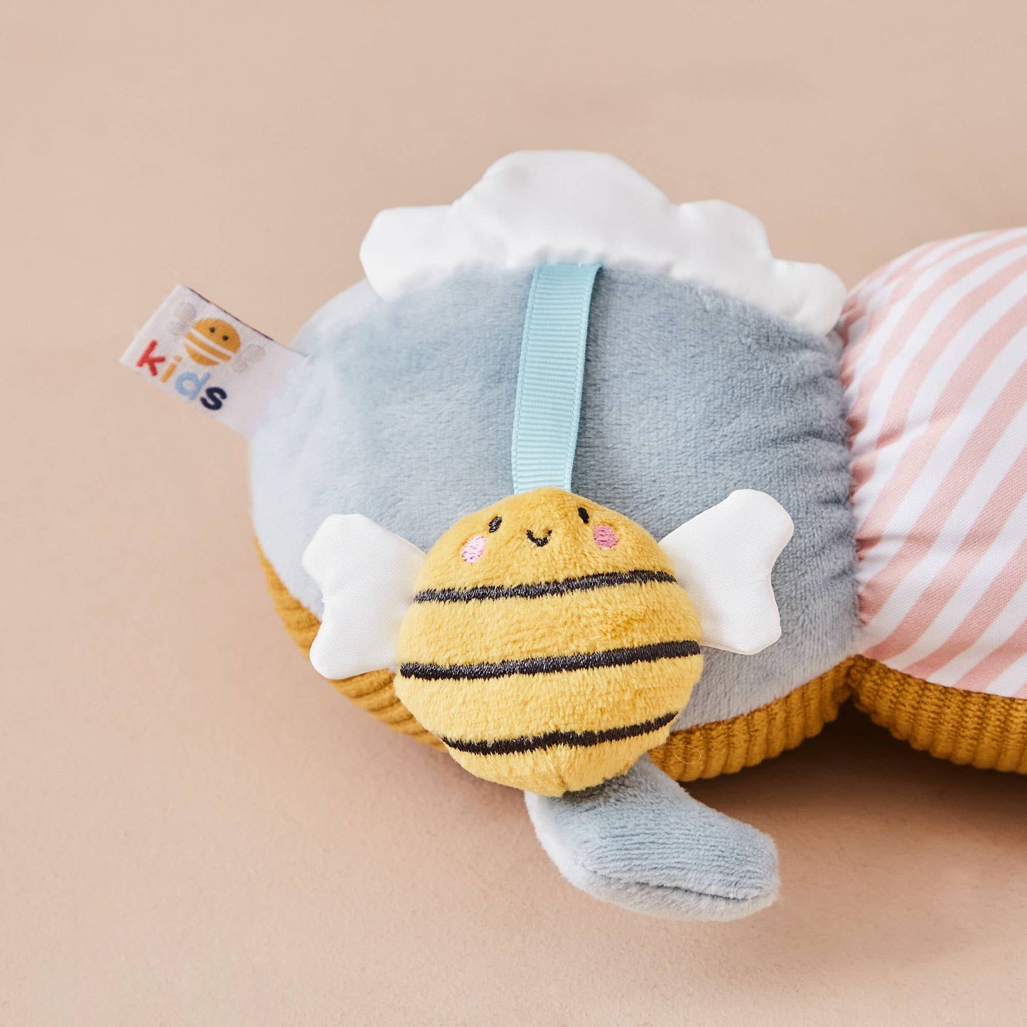 Für Baby eine sensorische Aktivitätsraupe, ab Geburt