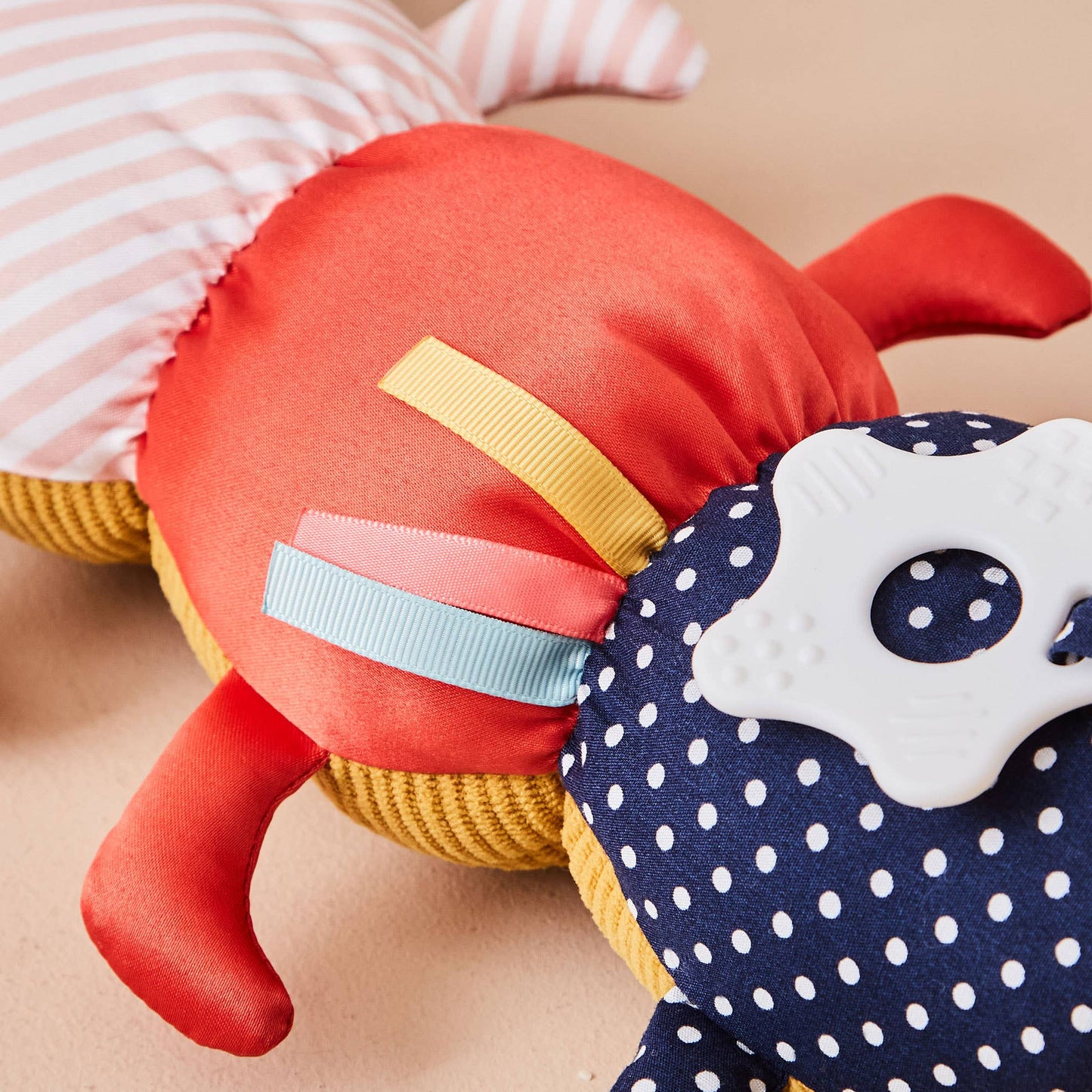 Für Baby eine sensorische Aktivitätsraupe, ab Geburt