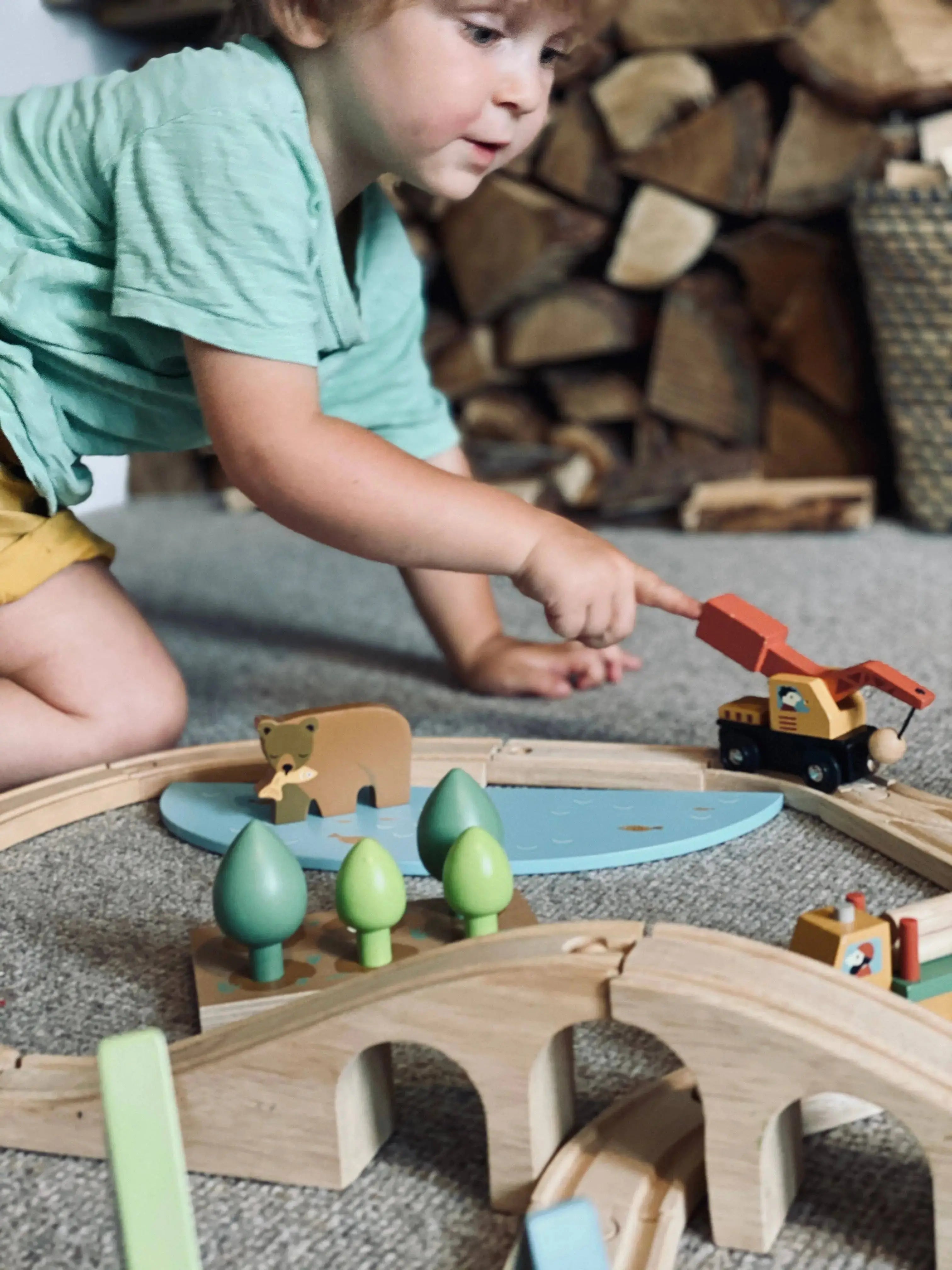 Detailansicht des Holz Eisenbahn-Sets mit Zug, Schienen und Spielelementen
