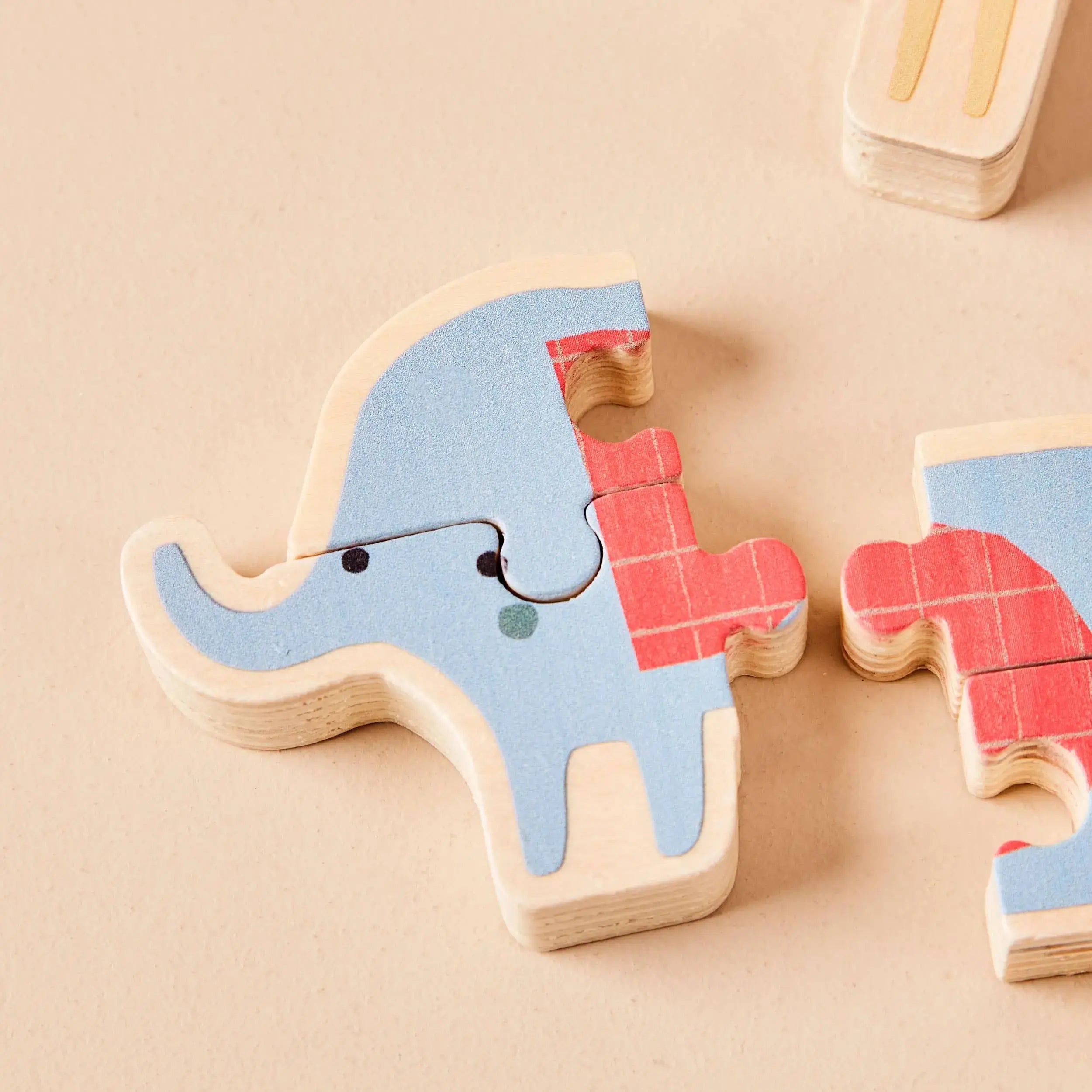 Elefanten Holzpuzzle mit bunten Puzzleteilen für kleine Kinderhände