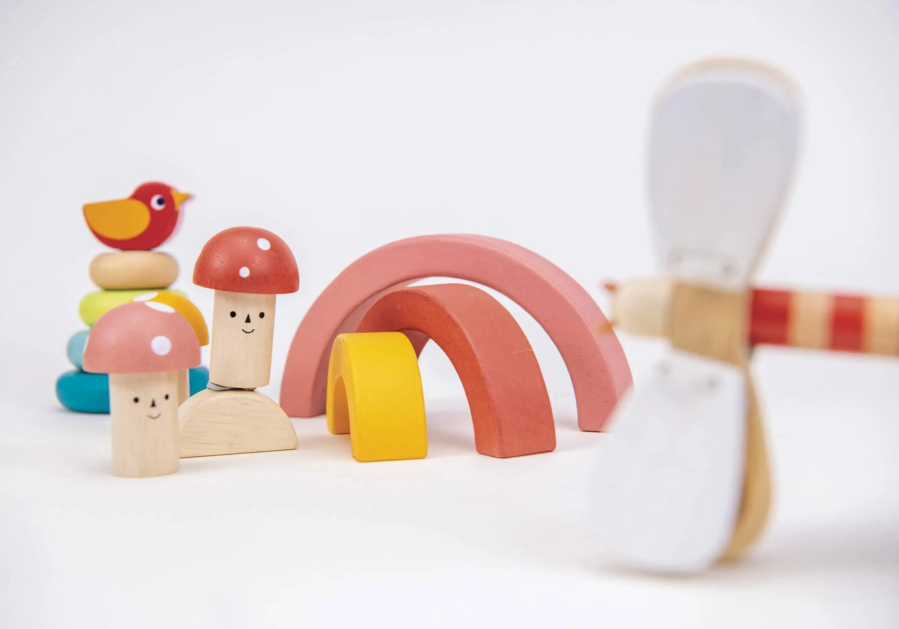 Verschiedene Elemente des Gartenspiel-Sets aus Holz zum Stapeln und Entdecken.