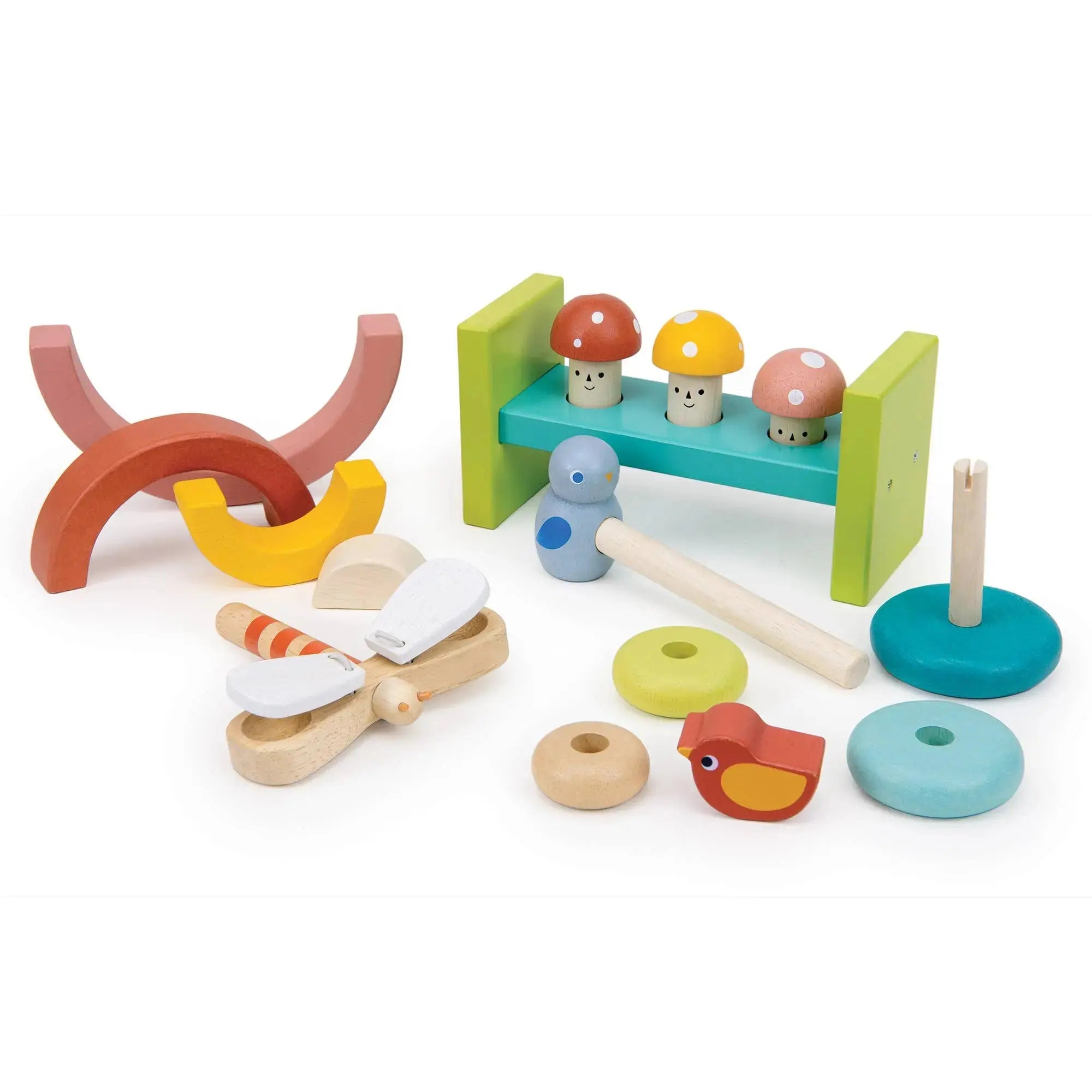 Übersicht der verschiedenen Holzspielzeuge aus dem Gartenspiel-Set in freundlichen Farben.