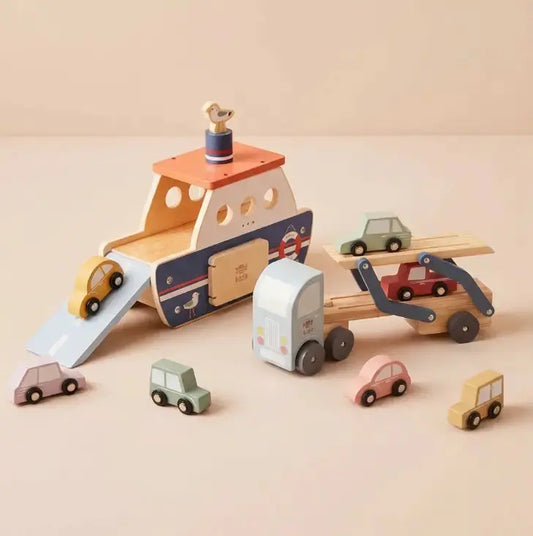Geschenkset aus Holz mit Autofähre, Auto-Transporter und insgesamt sieben Fahrzeugen