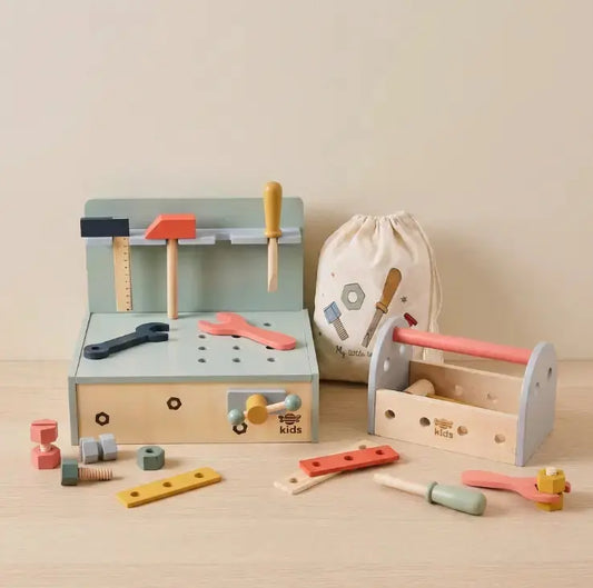 Geschenkset mit Holzwerkbank, Werkzeugkiste und Kinderwerkzeug aus Holz