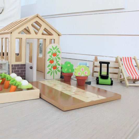 Gewächshaus aus Holz für Kinder mit Pflanzen, Gartenbeeten und Gartenzubehör