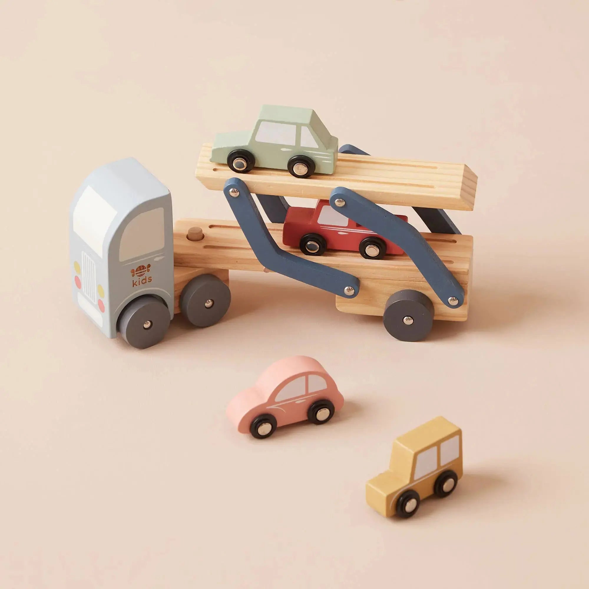 Holz Autotransporter mit vier bunten Autos zum Aufladen und Transportieren