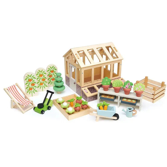 Holz Gewächshaus mit Pflanzen, Gemüsebeeten und Zubehör für kleine Gärtner