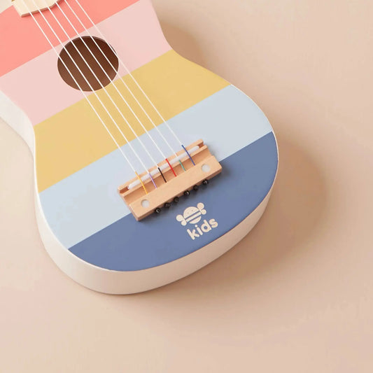 Detailansicht der Saiten und des Stegs der Spielzeug Gitarre aus Holz