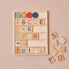 Holz Lernpuzzle mit Alphabet, Zahlen und Rechenzeichen für Kinder