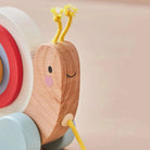 Detailansicht der Holz Nachziehschnecke mit buntem Schneckenhaus und Zugschnur