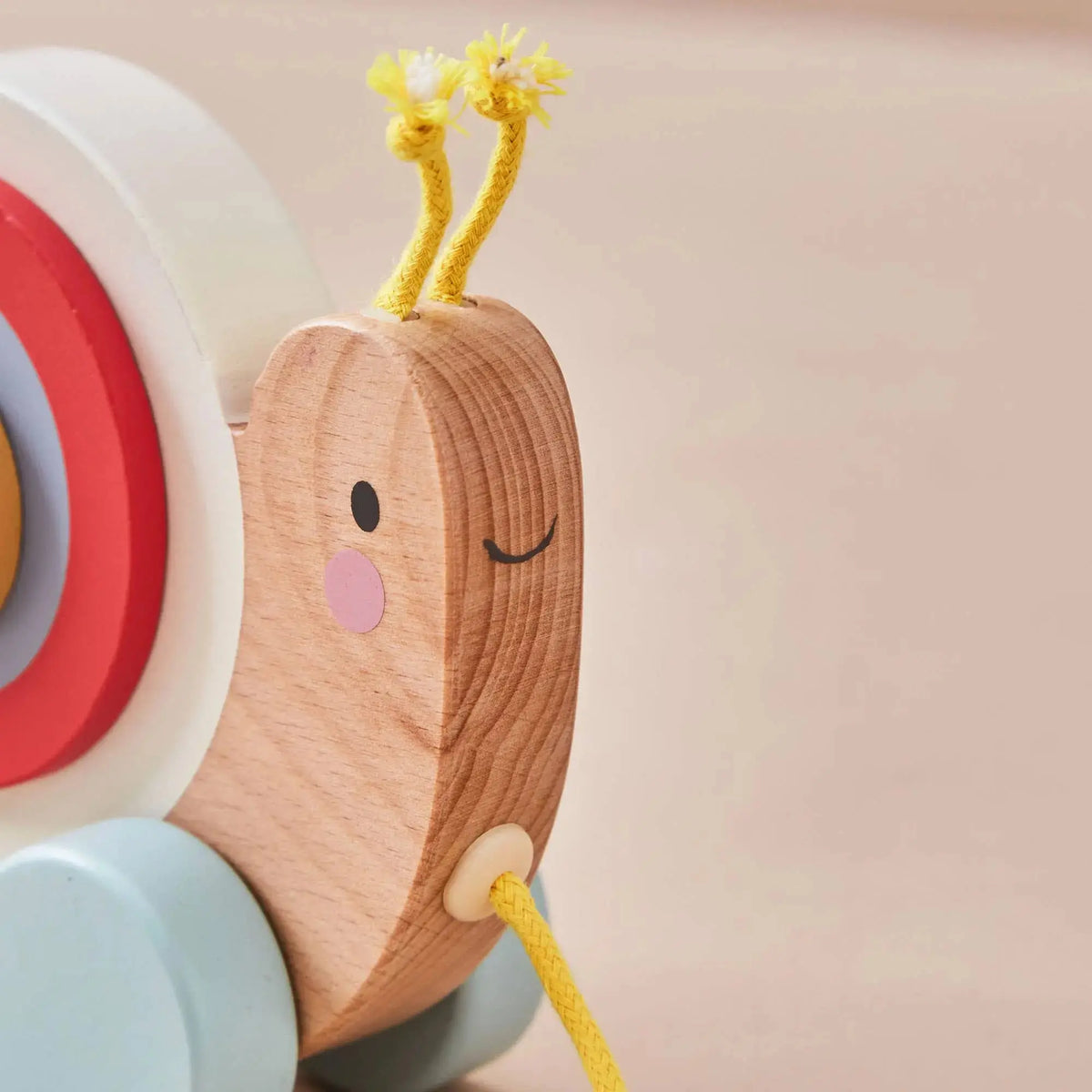 Detailansicht der Holz Nachziehschnecke mit buntem Schneckenhaus und Zugschnur