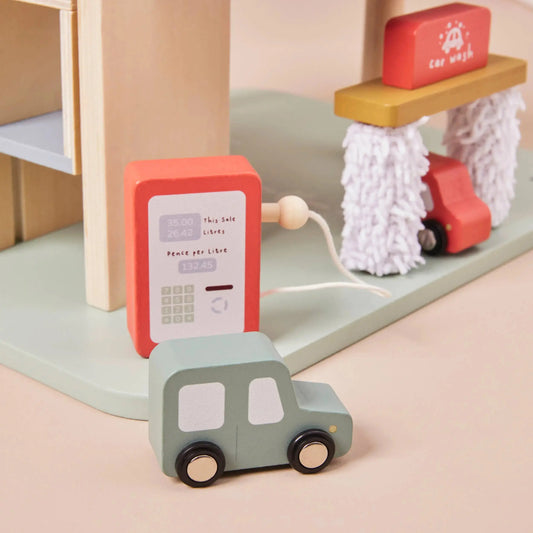 Holzgarage mit Tankstelle und Spielzeugautos zum Parken und Tanken